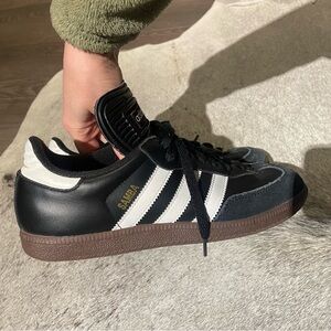 Adidas samba black and white amazing condition size 7.5 women or 6.5 men!